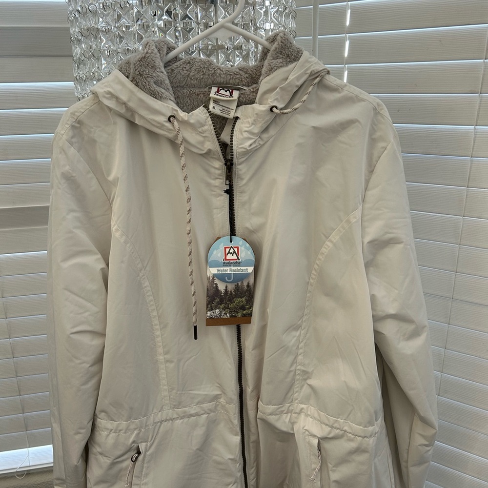 NWT Avalanche Women’s Creamy White Hooded Jacket with Faux Fur Lining Size XL